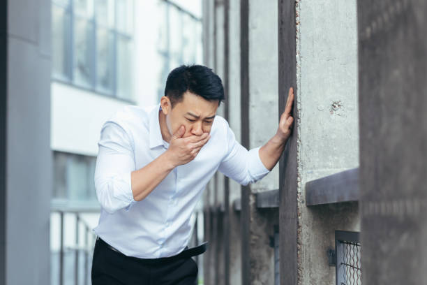 아픈 사업가, 아시아 남자는 사무실 근처에서 심한 메스꺼움을 느낍니다. - 입덧 뉴스 사진 이미지