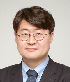 사람, 인간의 얼굴, 넥타이, 의류이(가) 표시된 사진
AI 생성 콘텐츠는 정확하지 않을 수 있습니다.